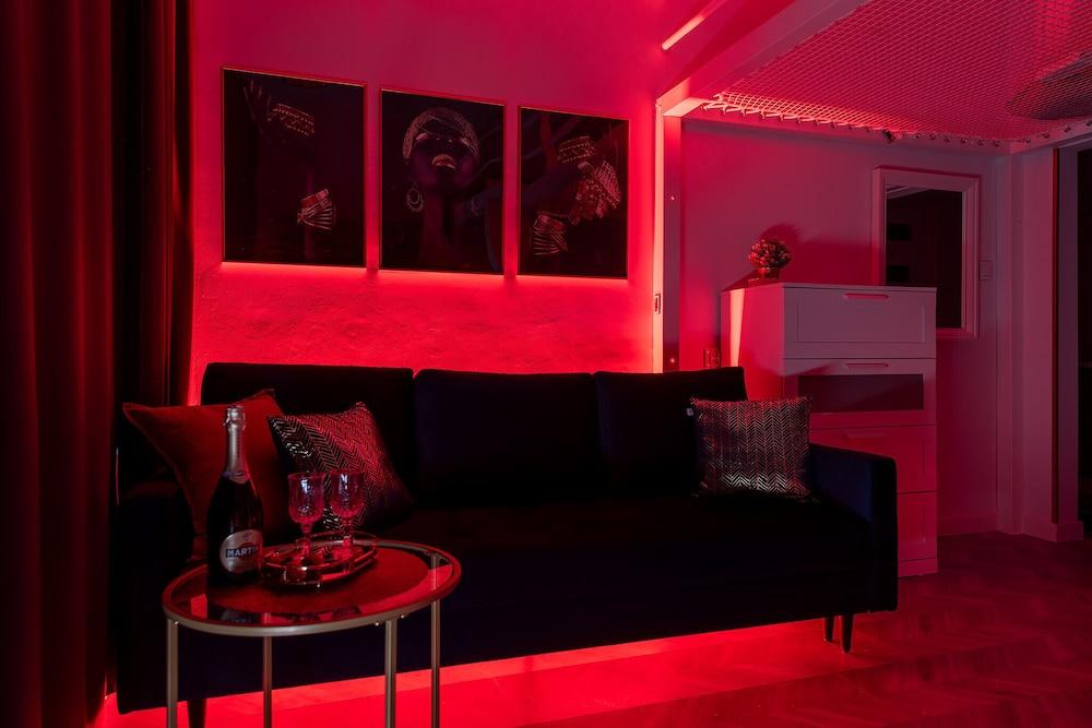 Sienna Modern Apartment by Renters