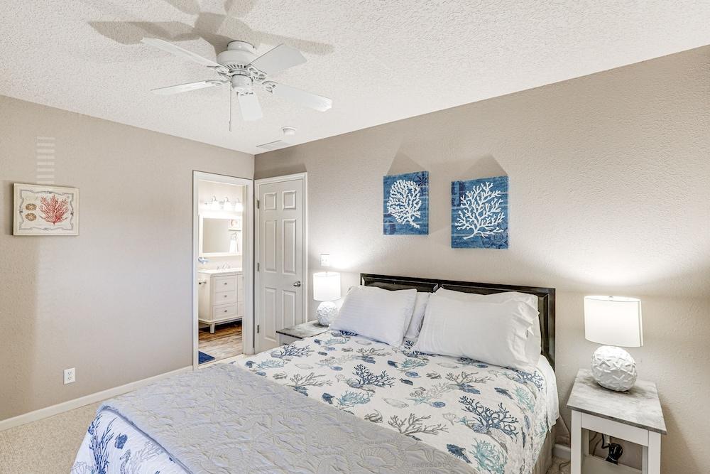 Lake of the Ozarks Condo w/ Community Pools