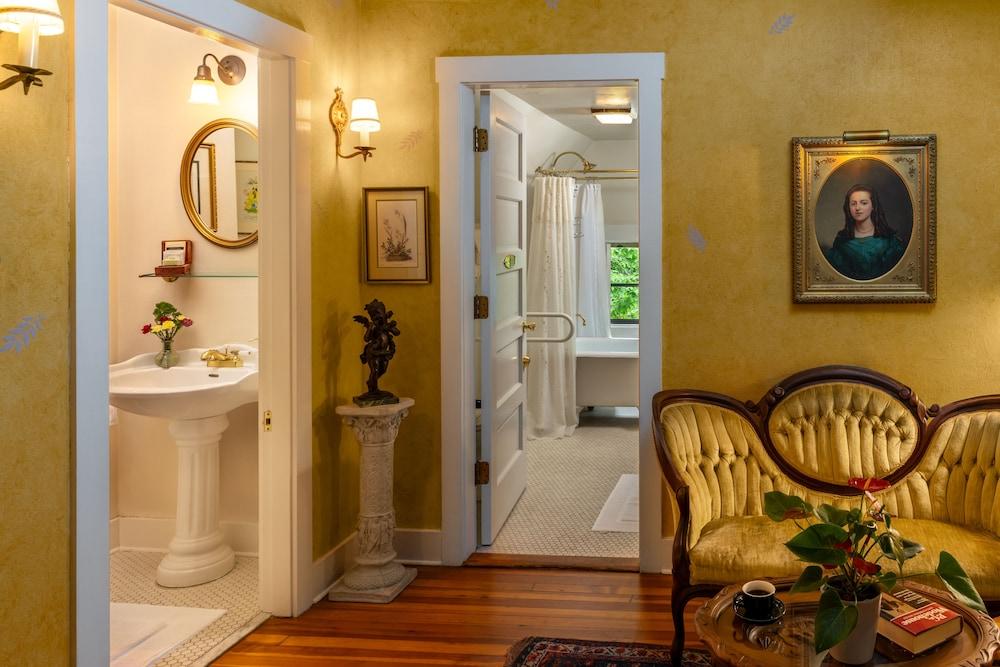 1899 Wright Inn and Carriage House