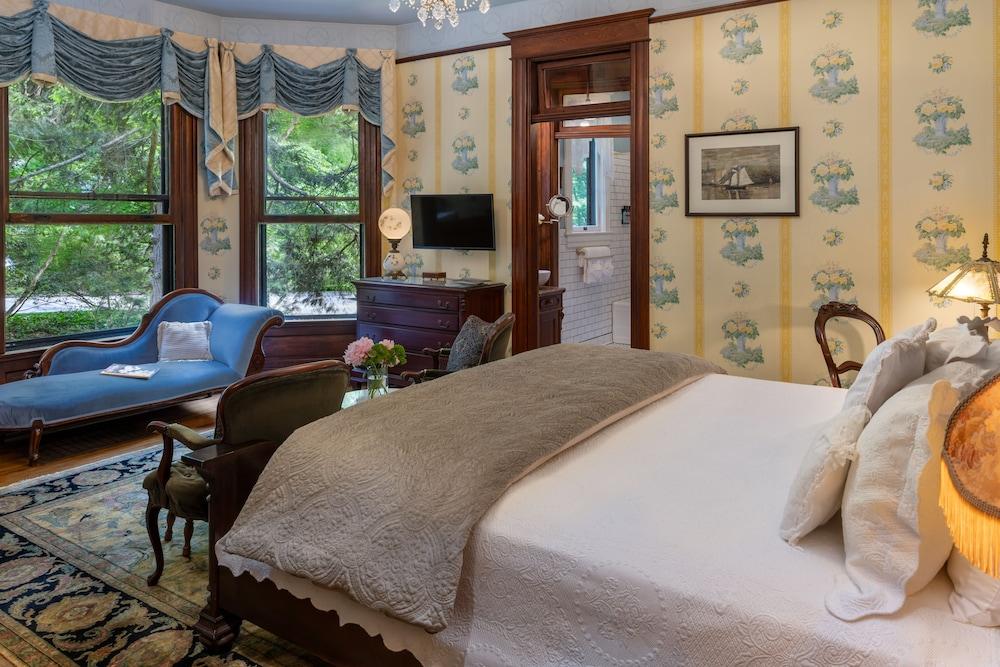 1899 Wright Inn and Carriage House