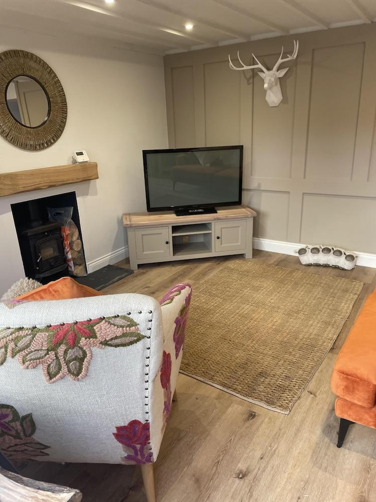 Charming 1-bed Cottage in Brynmenyn