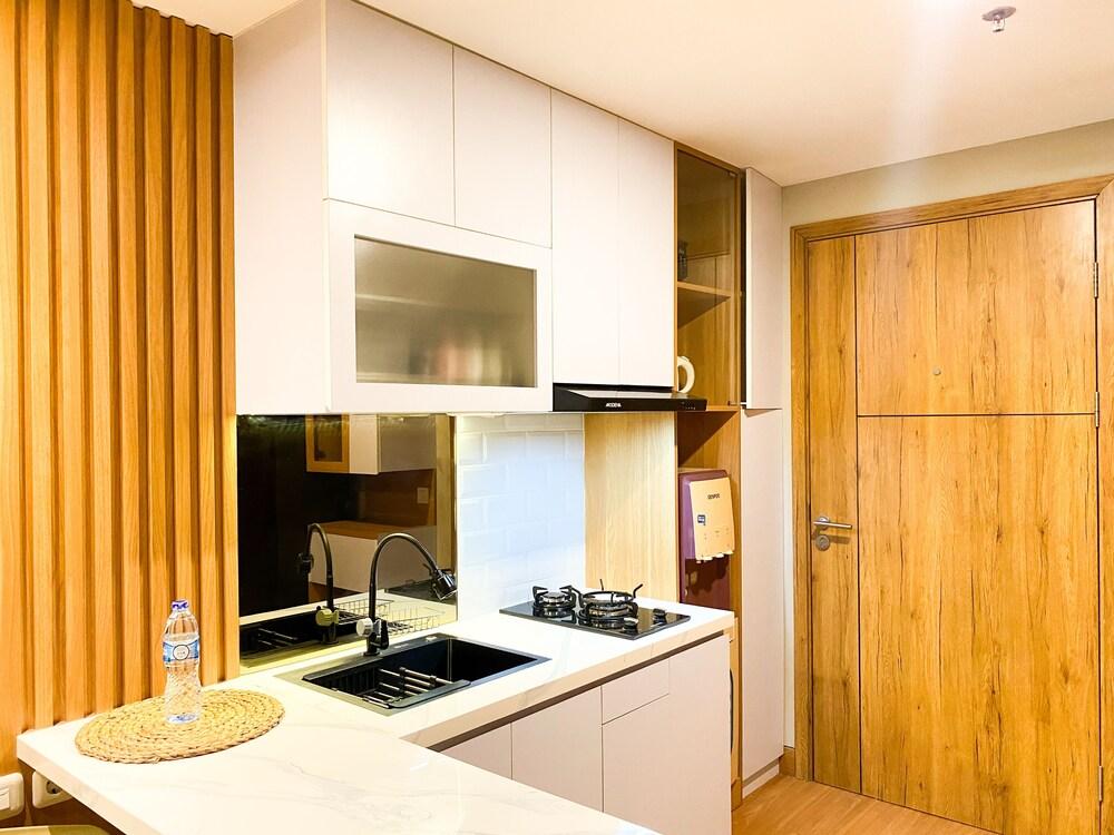 Comfy and Modern Look 1BR LRT City Jatibening Apartment