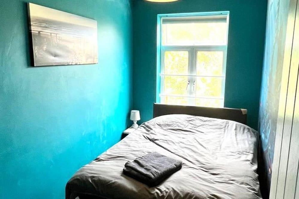 Inviting 4-bed House Near Heathrow w/ Fireplace