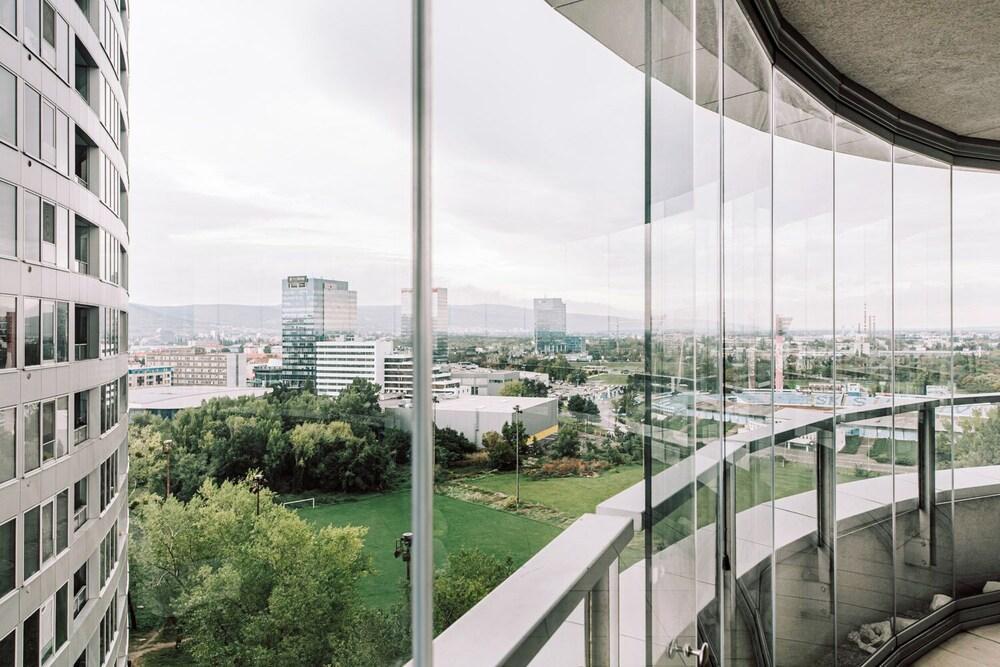 Slavic Spacious Apartment by CHORS