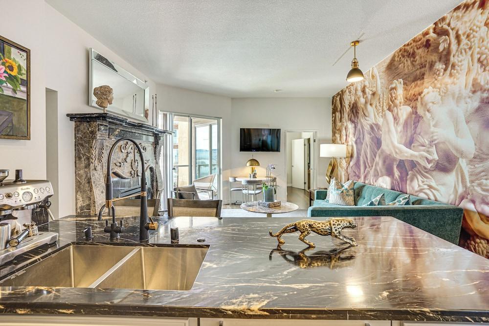 Luxe Long Beach Condo w/ Pool: 1 Mi to Shoreline!