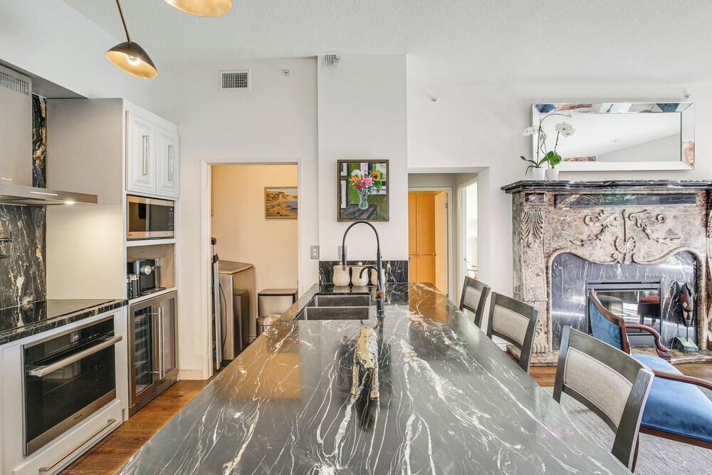 Luxe Long Beach Condo w/ Pool: 1 Mi to Shoreline!