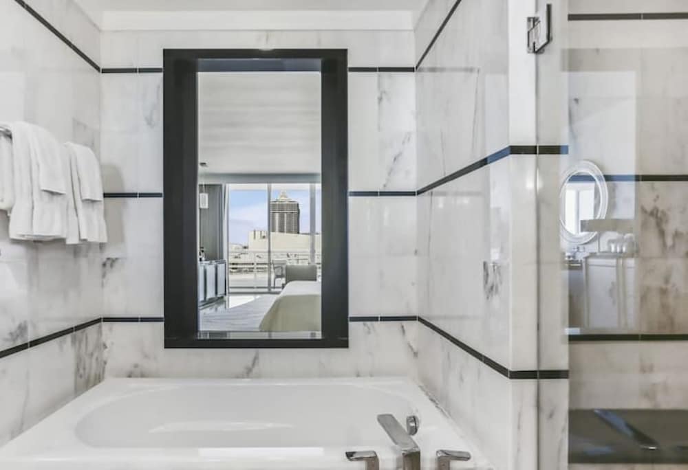 FontaineBleau Resort Balcony w/ Ocean plus Bay View