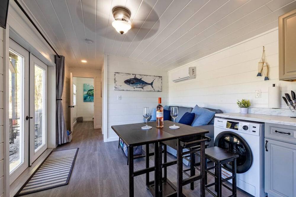 Tiny House 2 5 hrs NYC and Boston Waterfront Wifi