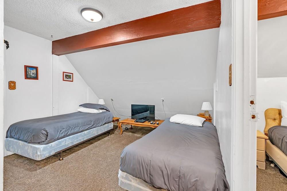 Brookside Cottage Within Yosemite's Splendor