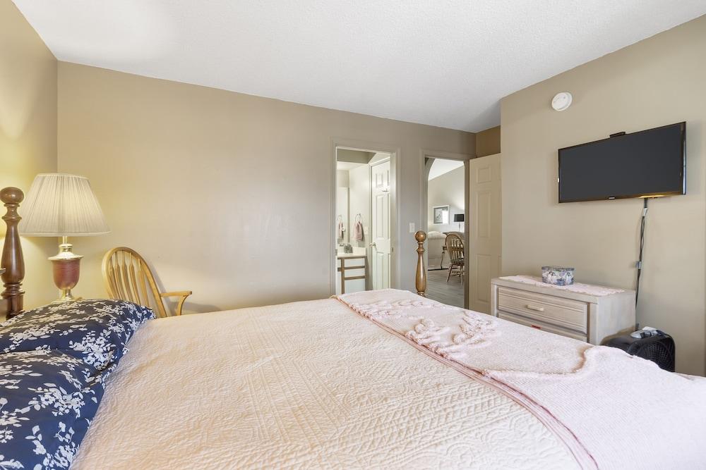 Jim and Roses Cozy Condo 15 Min to Downtown!