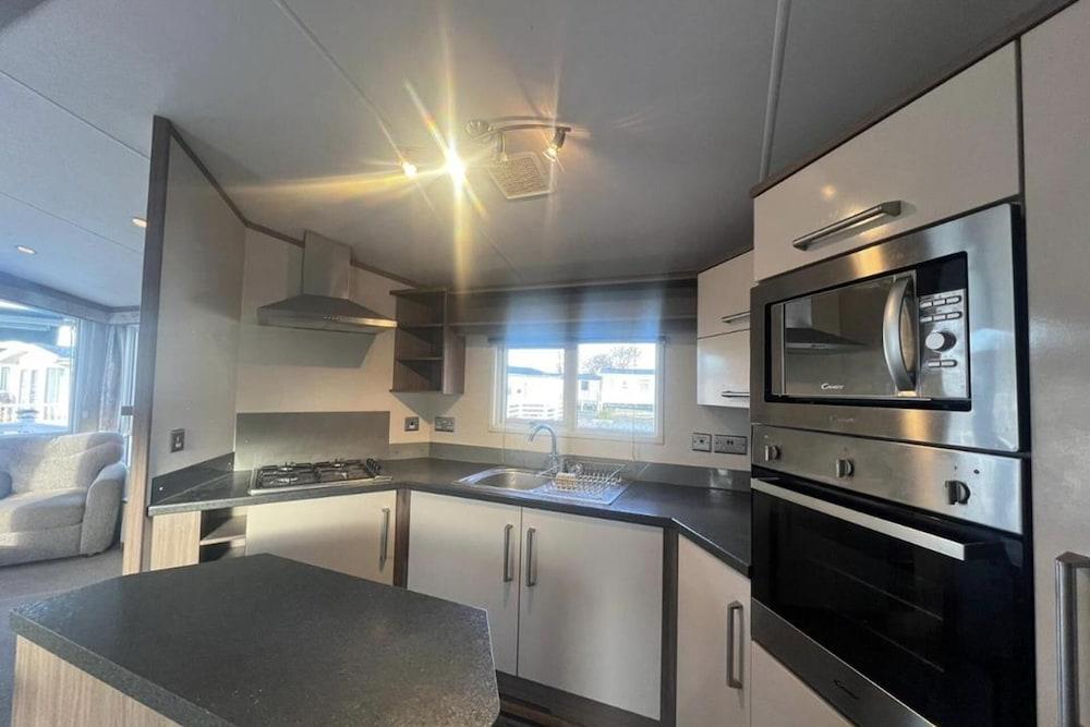 2 bed Platinum-sleeps 6-decking-free Parking