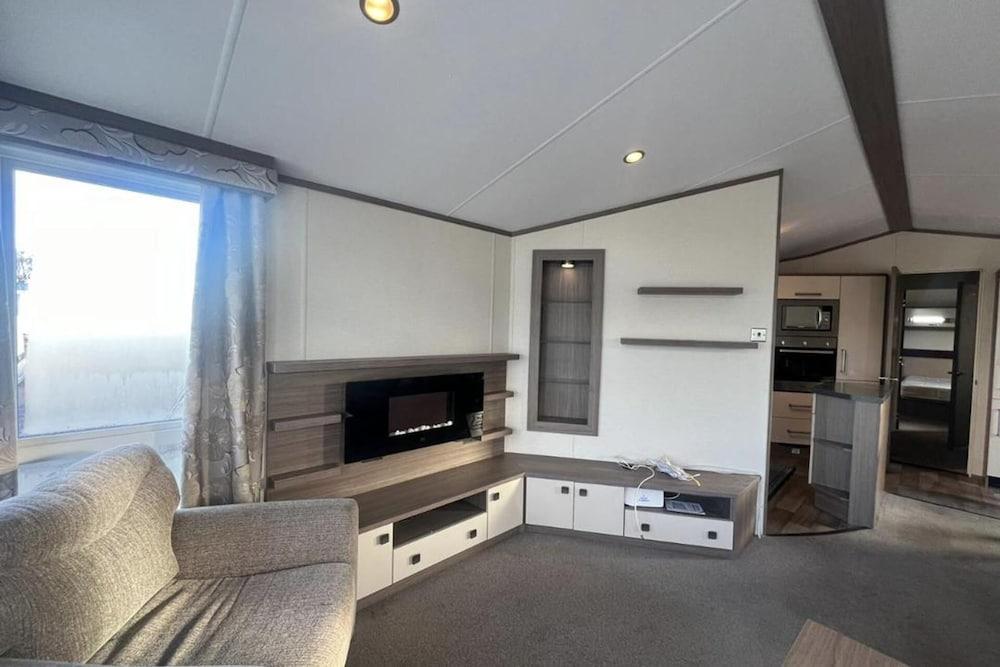 2 bed Platinum-sleeps 6-decking-free Parking