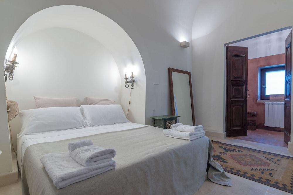 Elegant Farmhouse With Swimming Pool - Beahost