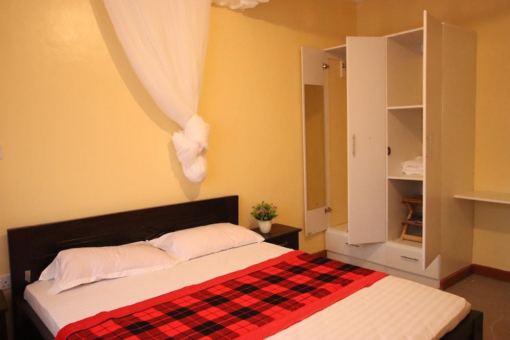 Lux Suites Ebony Mara House