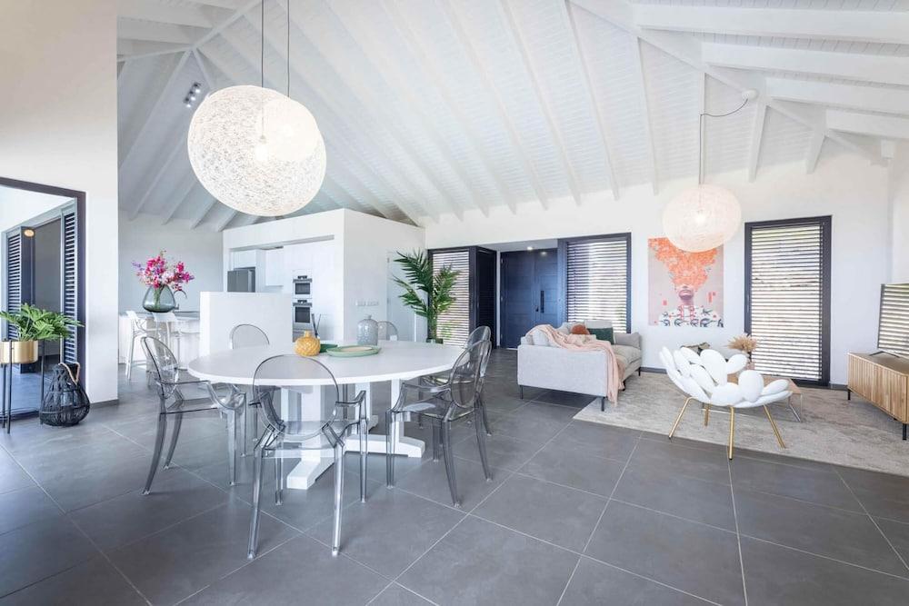 Modern Vibrant Villa With Terrace Private Pool