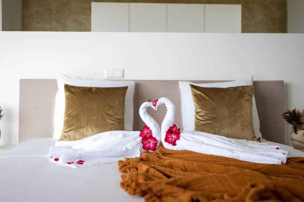 Modern Vibrant Villa With Terrace Private Pool