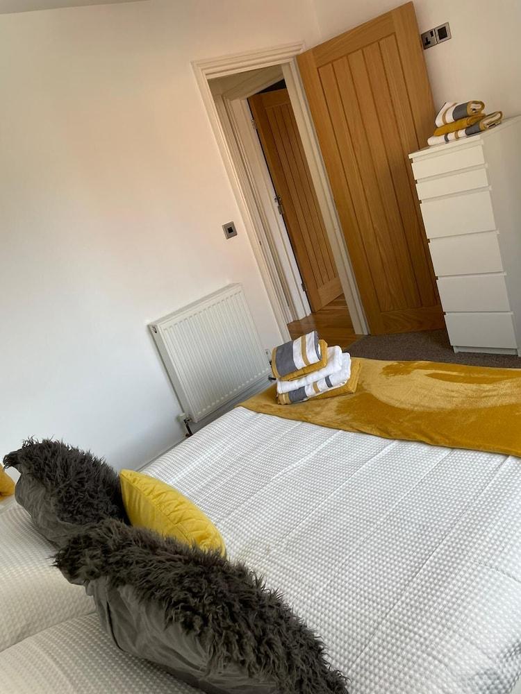 Hull Spacious Guest House-3