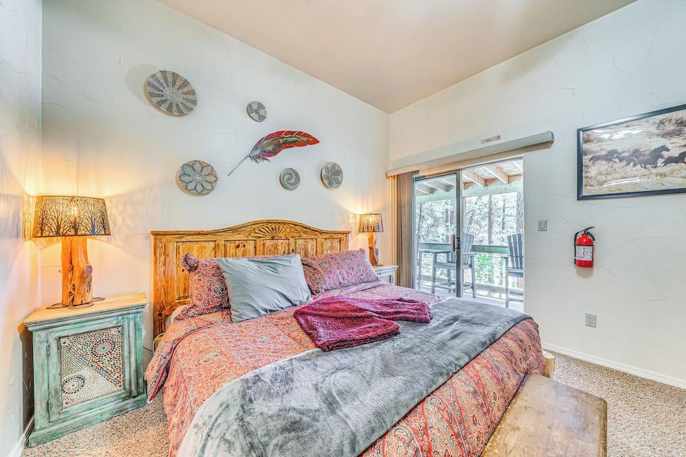 Ruidoso Cabin Rental w/ Hot Tub: Near Midtown!