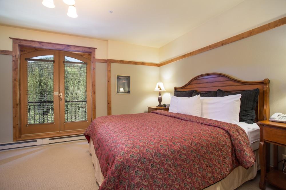 4416 - Two Bedroom Deluxe Creekside Condominiums 2 Condo by RedAwning