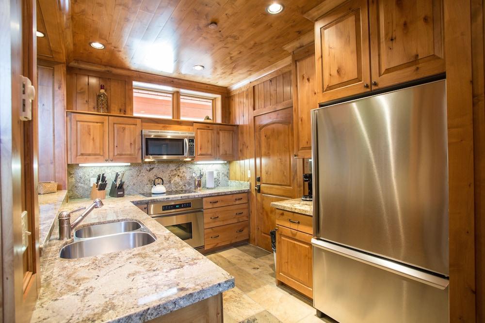 4416 - Two Bedroom Deluxe Creekside Condominiums 2 Condo by RedAwning