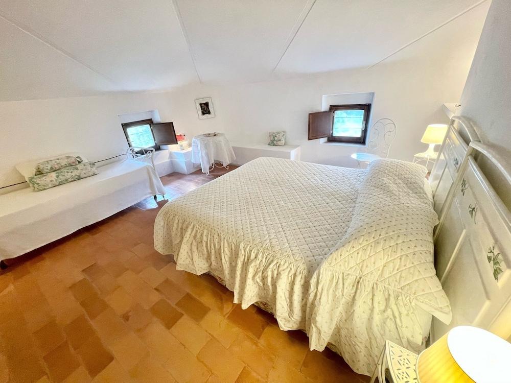 Adam House, Exclusive Pool, Outstanding Views, Vast Garden, Aircon, Sleeps 8