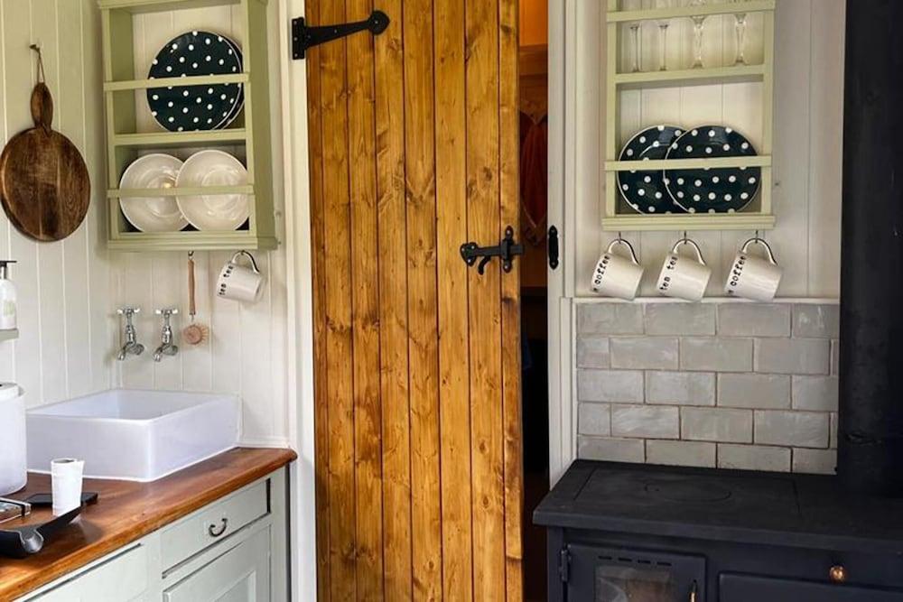 1 Bed Glamping Hut - Firepit, Fireplace, Views