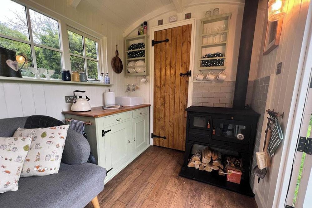 1 Bed Glamping Hut - Firepit, Fireplace, Views
