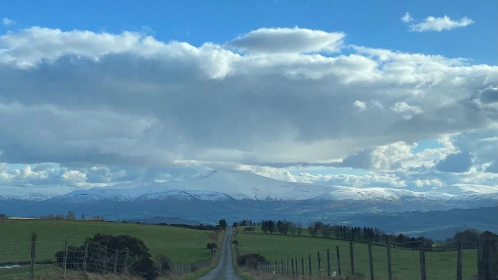 Luxury Farmhouse Sleeps 8 Hottub Brecon Beacons