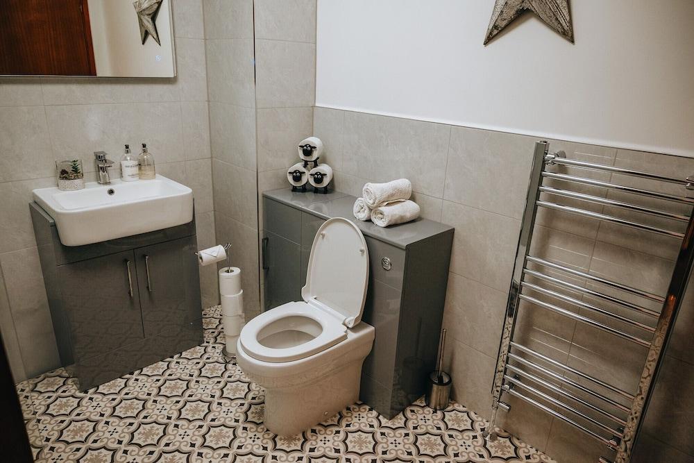 Luxury Farmhouse Sleeps 8 Hottub Brecon Beacons