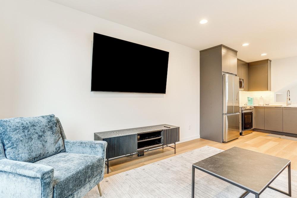 Modern Seattle Townhome: Walk to Light Rail!