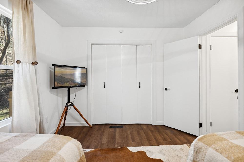 The Sherridan 2 Bedroom Cabin by RedAwning