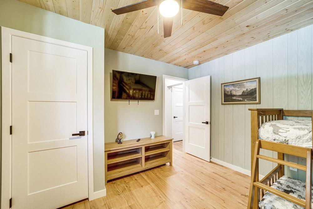 Deck & Fire Pit: Modern Munds Park Retreat!