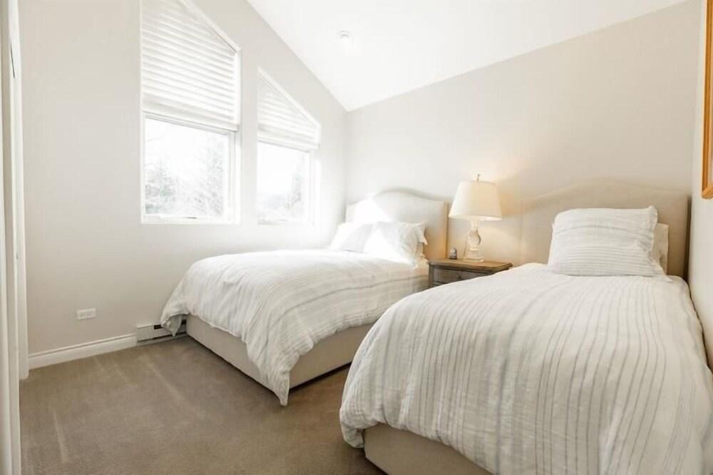 Northwoods E311 5 Bedroom Condo by RedAwning