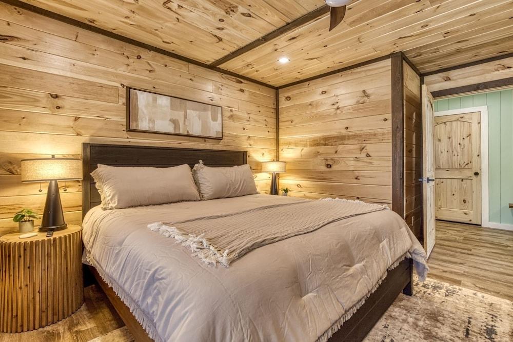 Er29 - Pop's Perch 2 Bedroom Cabin by RedAwning