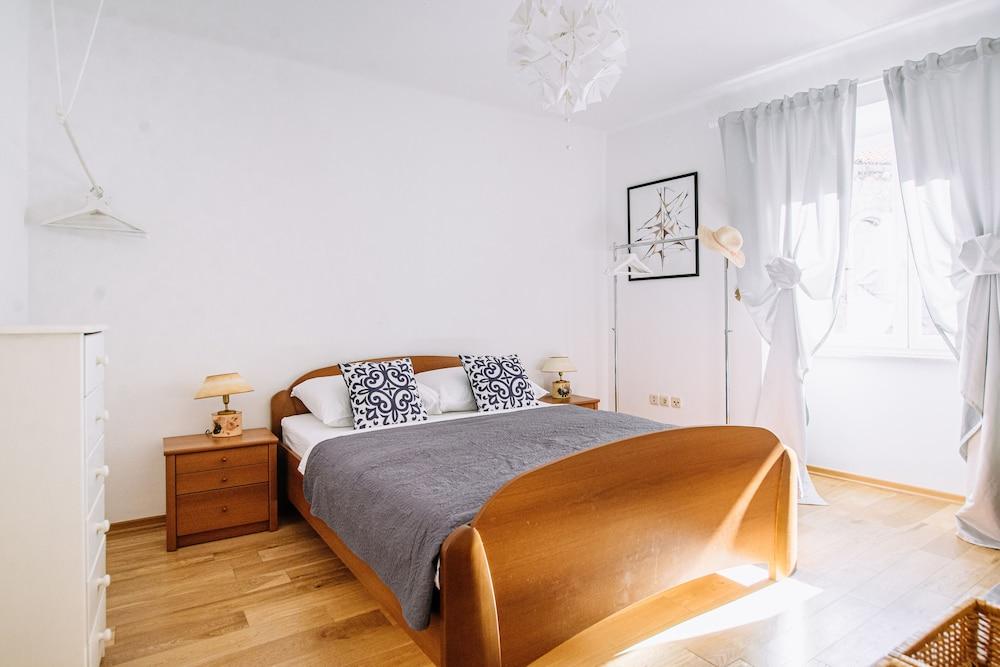 Illyria Old Town Apartment by DuHomes