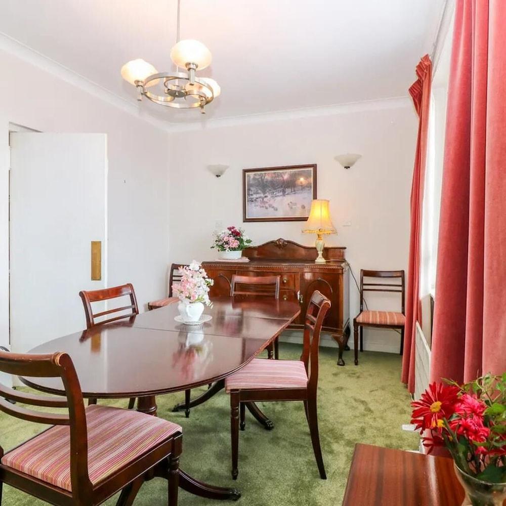 Bay View Esplanade Apartment Overlooking Harbour