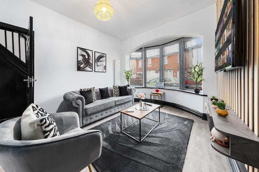 2 Bed Flat - Sleeps 8 - Pets - Parking - Wifi