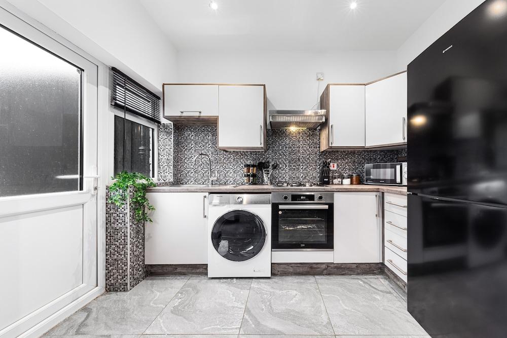 2 Bed Flat - Sleeps 8 - Pets - Parking - Wifi