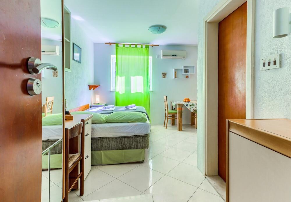 Studio With Shared Garden, 3 min Walk to the Beach