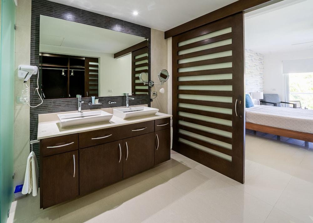 Sirenita G. Infinity pool - At Mareazul