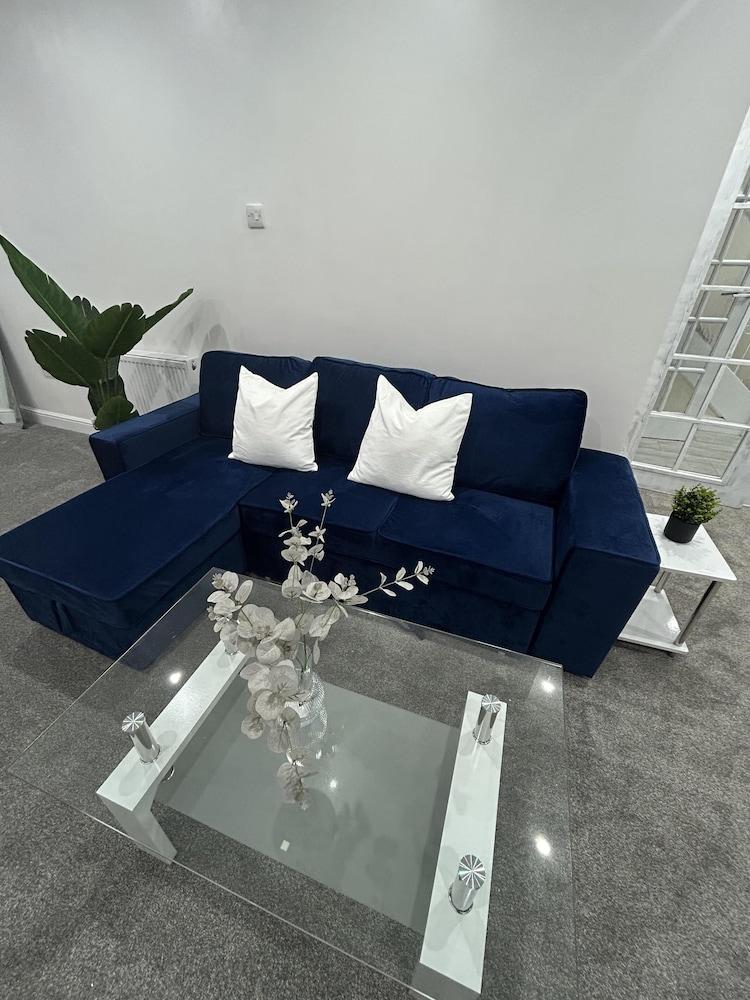 House Sleeps 6 With Free Parking