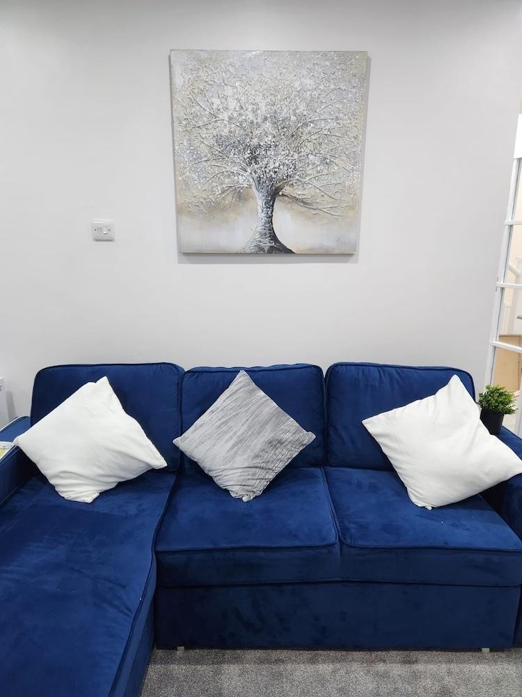 House Sleeps 6 With Free Parking