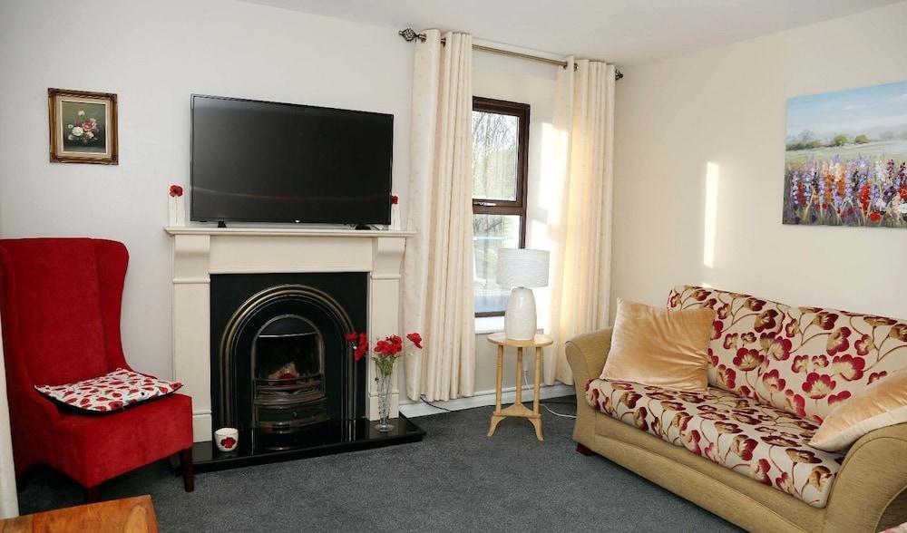 3 Bed Farmhouse - Sleeps 6 - Wifi - Parking