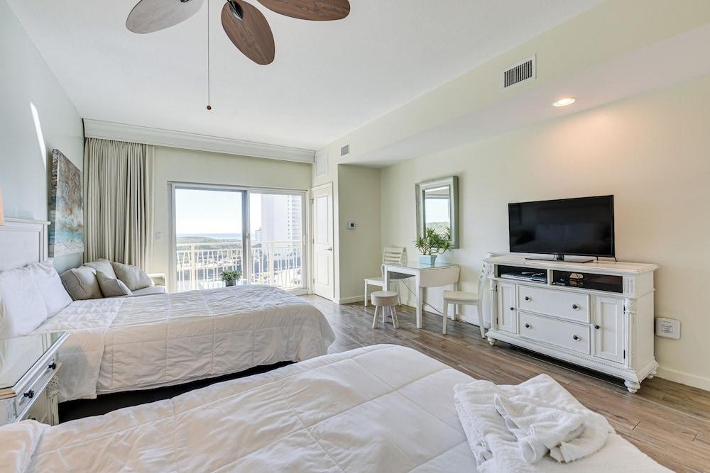 Destin Resort Studio w/ Pool - Walk to Beach!