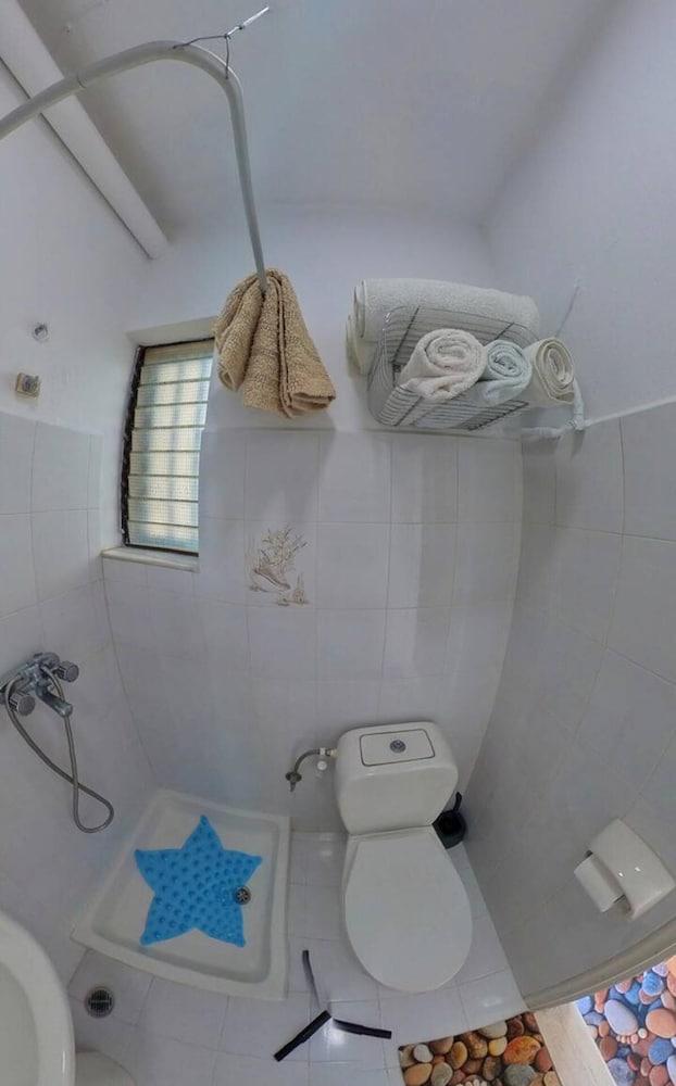 Blue House Beach Apartment - Sleeps 4 & Balcony