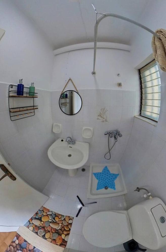 Blue House Beach Apartment - Sleeps 4 & Balcony