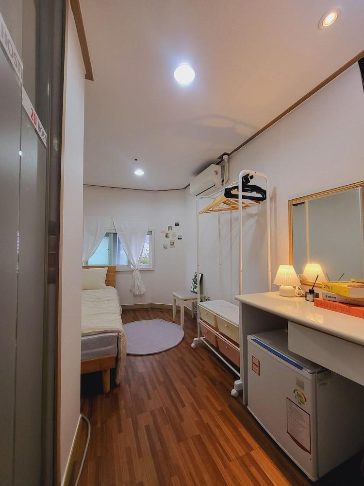 2U HOSTEL & GUEST HOUSE