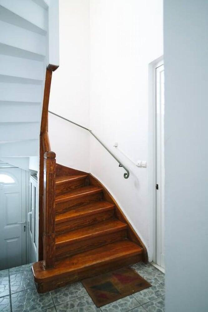 Spacious Central Apartment w h Free Parking Spaces