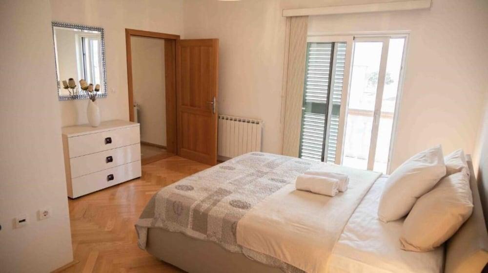 Isabell - With Swimming Pool - H