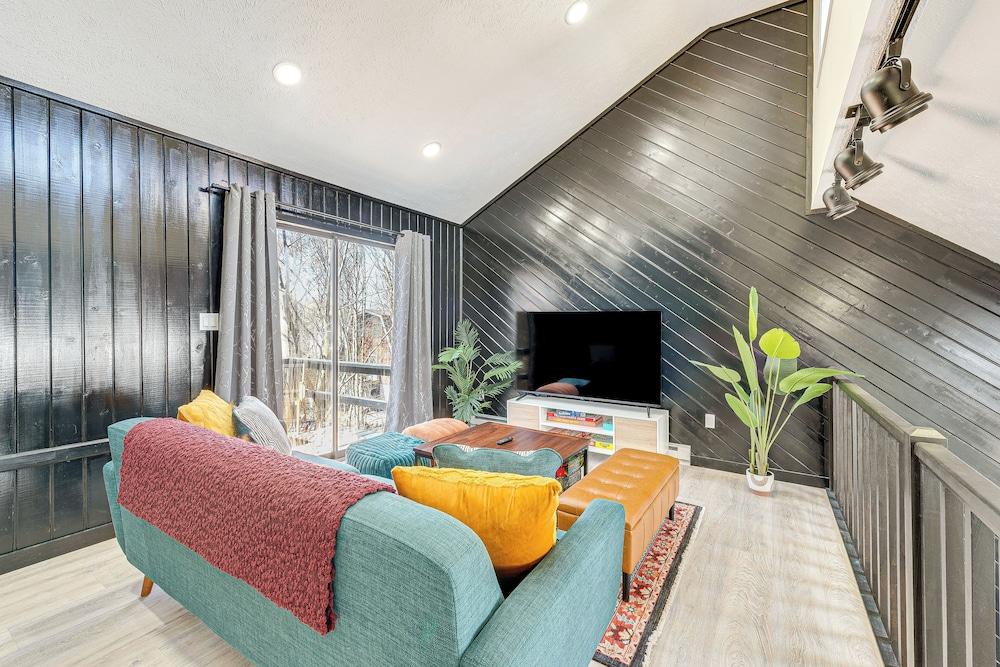 Lake & Pool Access: Poconos Retreat in Tobyhanna!